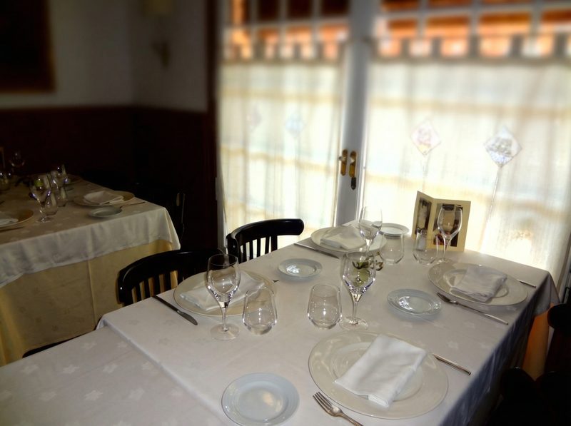 Mesa puesta con copas y cubertería